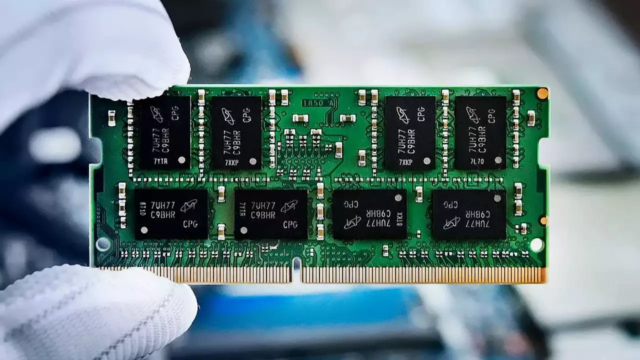 Operatiivisen muistin puute on niin suuri, että ensimmäinen varkaus tapahtui tehtaalla.