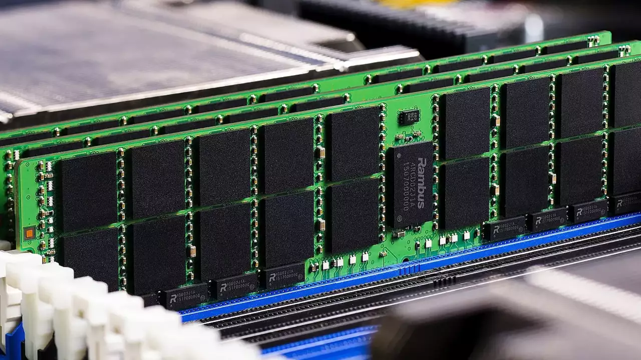 Operatiivisen muistin puute on niin suuri, että ensimmäinen varkaus tapahtui tehtaalla.