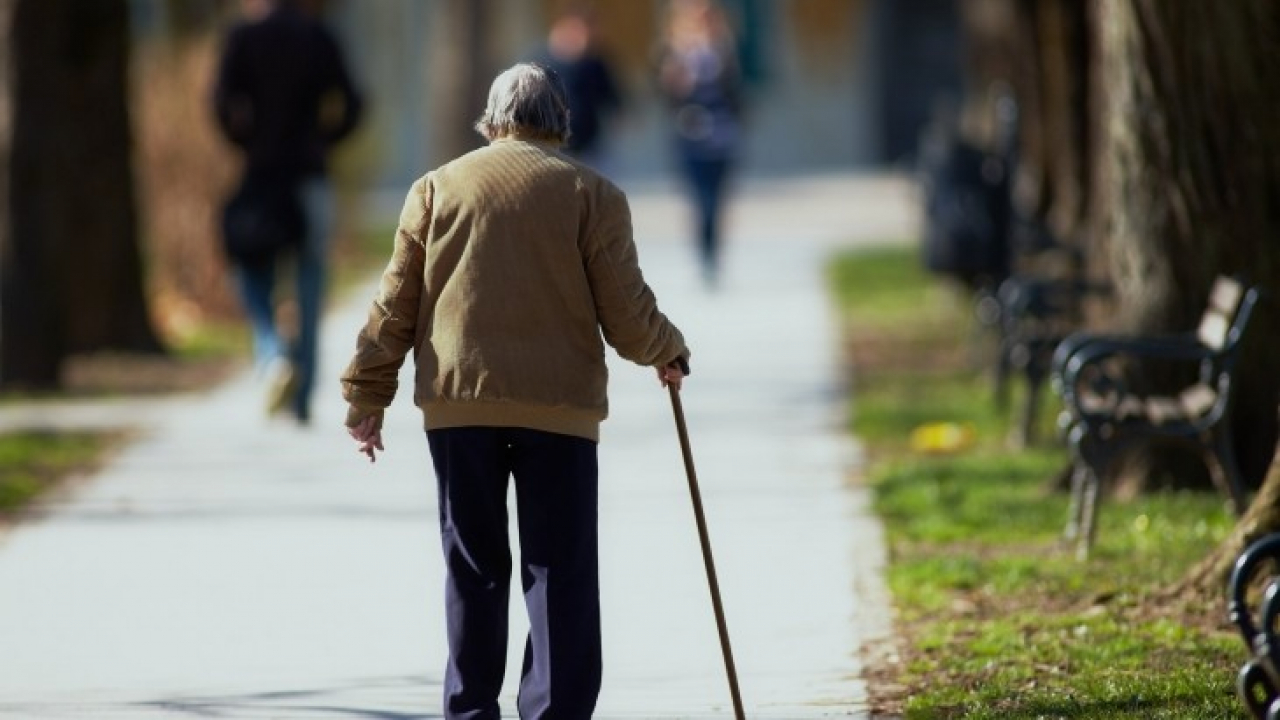 Miksi sopeutuminen ympäristöön vaikeutuu iän myötä