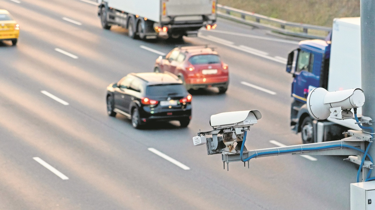 Kuinka välttää odottamattomat sakot: vaiheet nopeusvalvontakameroiden aktivoimiseksi Google Mapsissa.