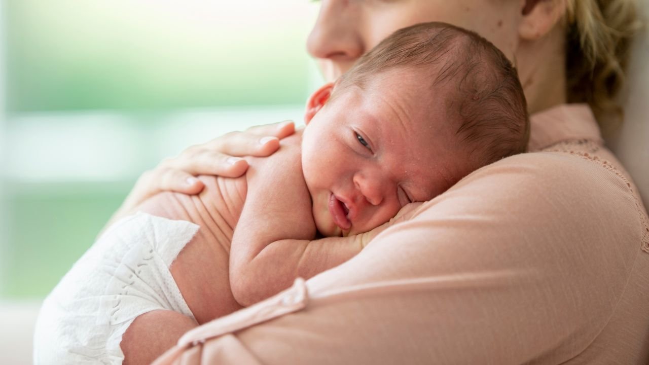 Virallisesti | Hallituksen päätöksen mukaan lapset rekisteröidään vain äidin sukunimellä, jos heidän vanhempansa eivät ole laillisessa avioliitossa.
