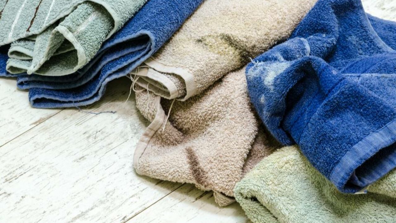 Älä heitä vanhoja pyyhkeitä pois, ne ovat todellinen aarre: miten niitä voi käyttää uudelleen kodinkoneiden suojana.