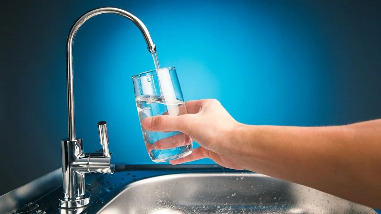 Miksi vesijohtoveden maku vaihtelee kaupungista toiseen: tieteelliset ja maantieteelliset selitykset