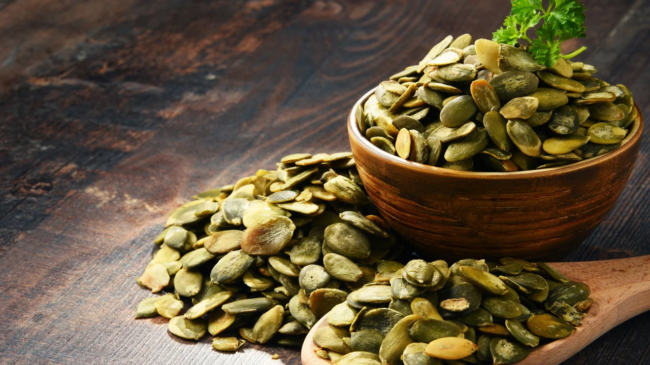 Kurpitsansiemenet: mitä ne ovat, niiden ominaisuudet, todellinen hyöty ja miten niitä käytetään ruoanlaitossa.