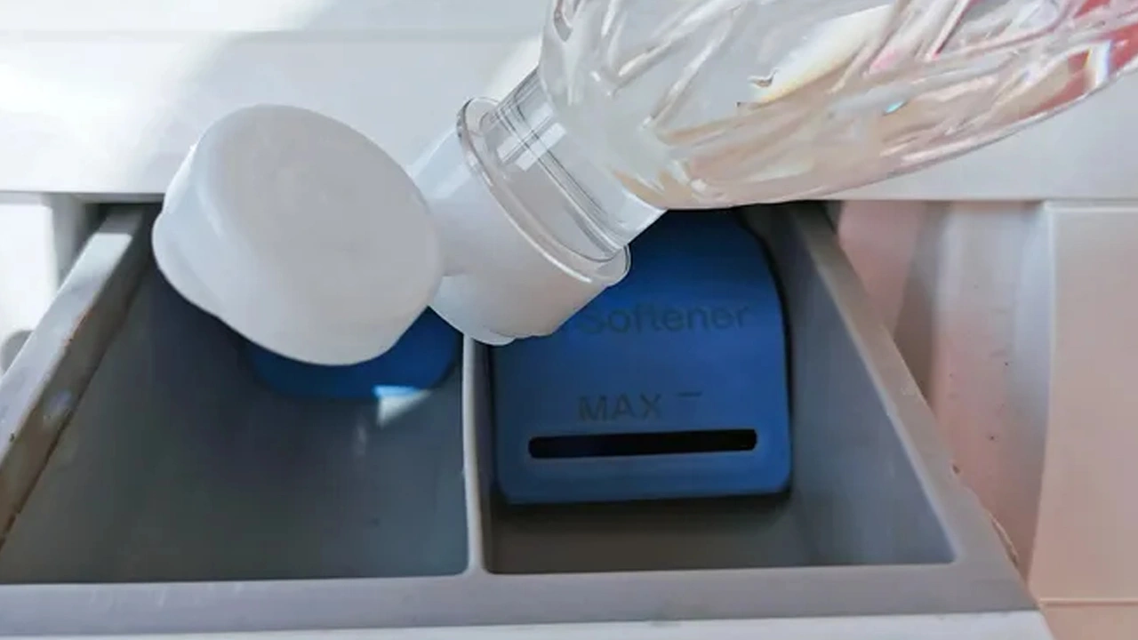 Etikan lisääminen pesukoneeseen: miksi se on tarpeen ja miksi tätä menetelmää suositellaan.