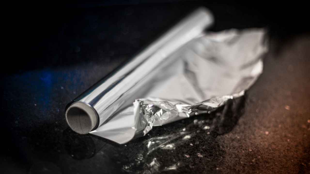 Alumiinifolion kiinnittäminen kylpyhuoneen pesualtaan alle: miksi se on suositeltavaa ja miksi se on tarpeen.