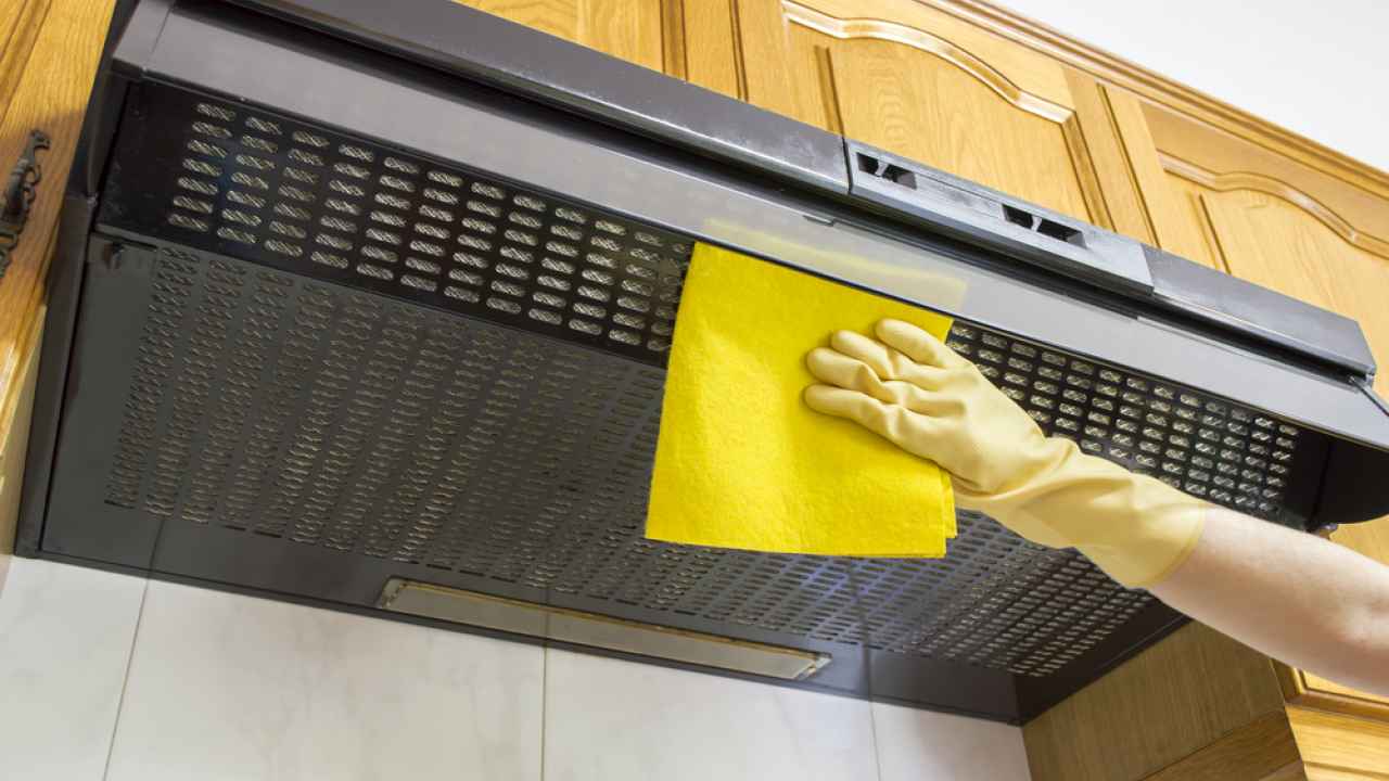 Ei ruokasoodaa, ei pesuainetta: kuinka puhdistaa keittiön liesituuletin ja poistaa rasva helposti.