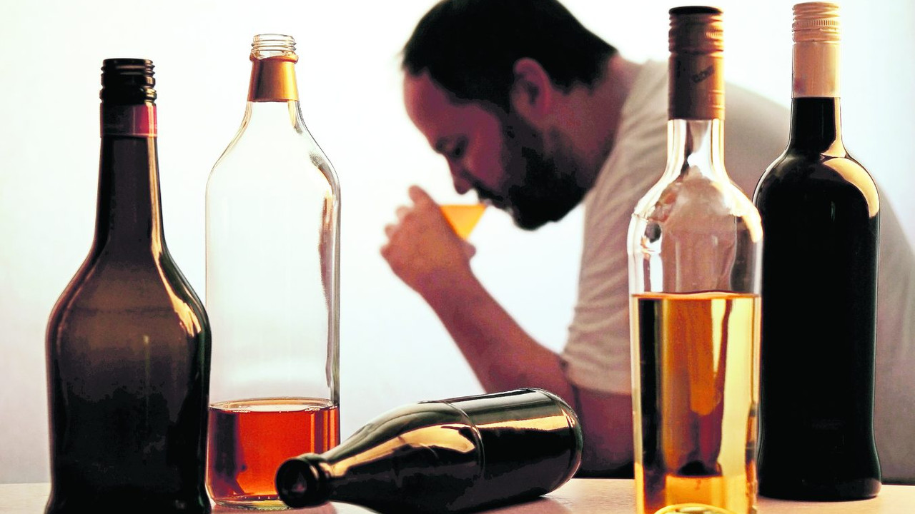 Neurologi ja neuropsykiatri kognitiivisten toimintojen heikkenemisestä: ”Suosittelen yli 65-vuotiaille potilaille, että he lopettaisivat alkoholin käytön kokonaan ja pysyvästi.”