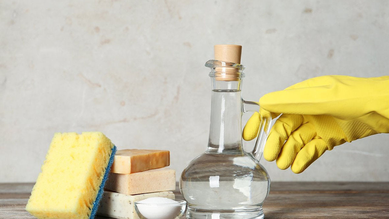 Keittiön työtason suihkuttaminen etikalla: mitä se tarkoittaa ja miten se tehdään?