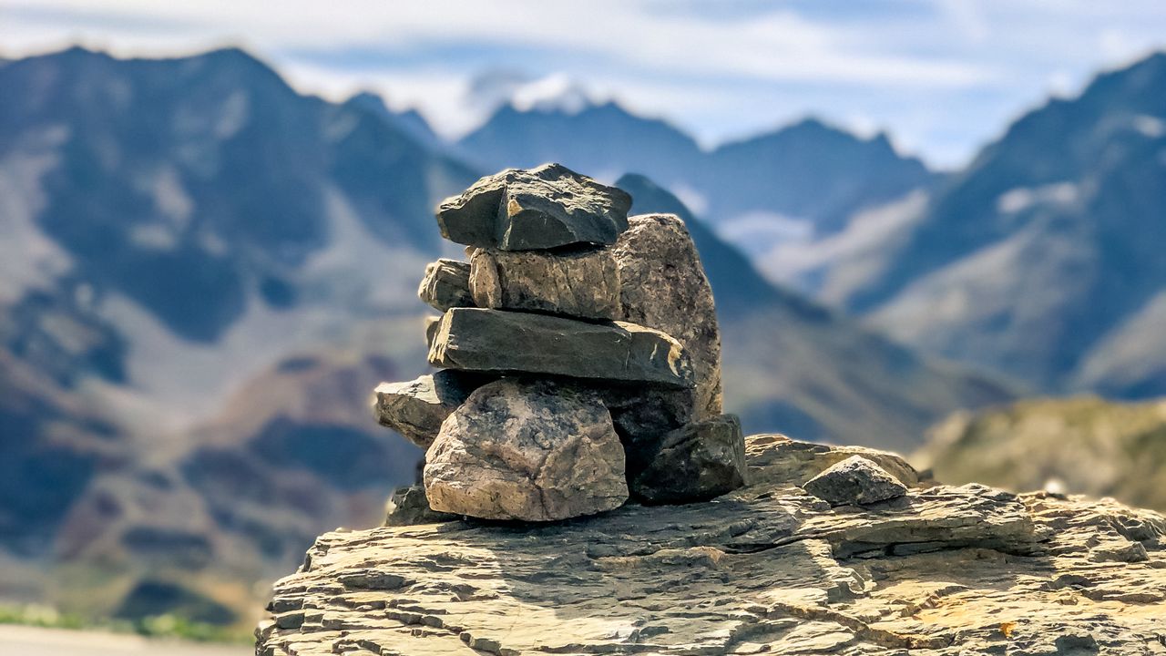 Kiinalainen filosofia: Konfutsen motto, joka vertaa vuoren suuruutta kiveen ja sisältää opetuksen, jonka jokaisen tulisi tietää.