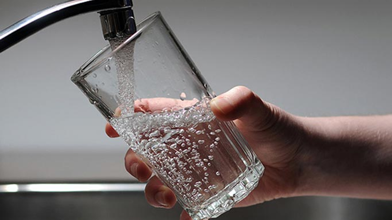 Vesijohtovesi vai kivennäisvesi: tiede on lopettanut ikuiset kiistat siitä, kumpi on terveellisempää.