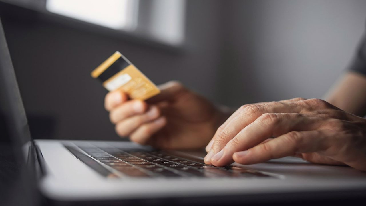 Varoitus lomalla tapahtuvasta petoksesta: miten välttää se kortilla ja QR-koodilla maksettaessa.