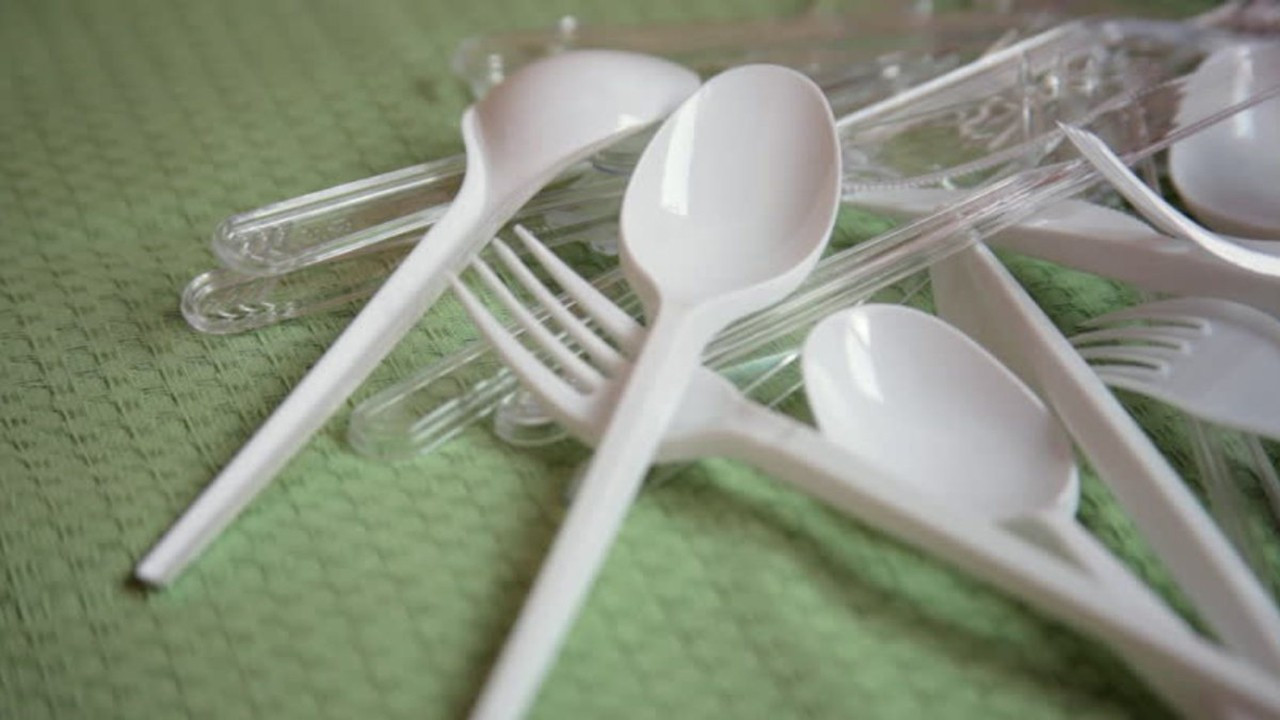 Jos sinulla on käyttämättömiä muovilusikoita, ne ovat todellinen aarre puutarhallesi: miksi ja mihin niitä voi käyttää.