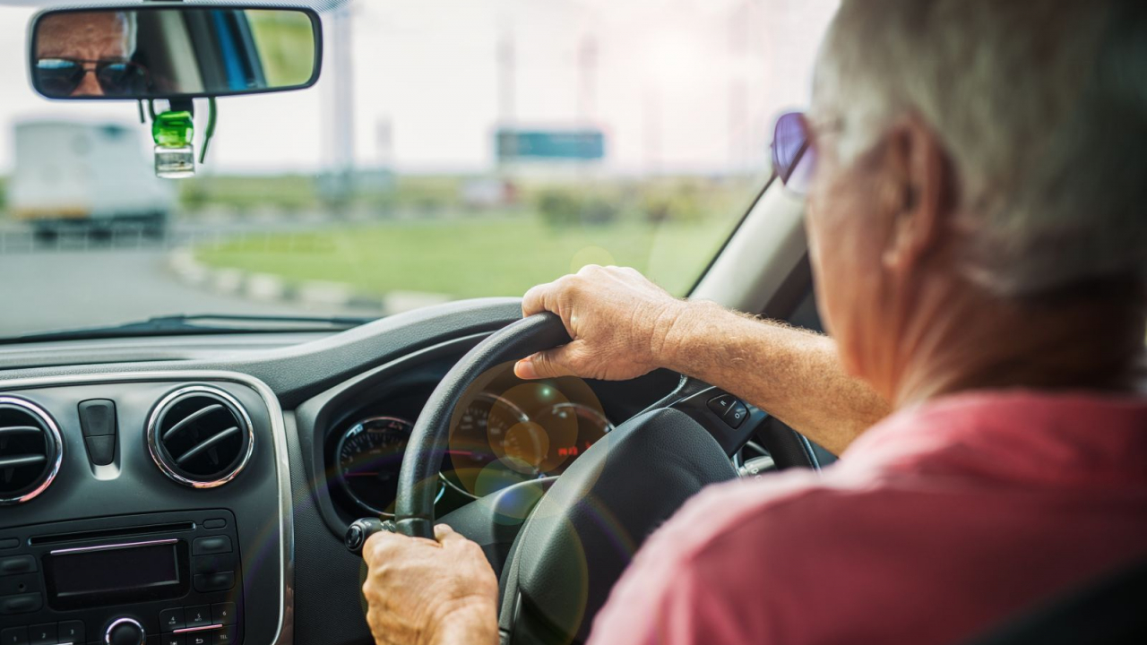 Yli 60-vuotiaiden ajokorttien peruuttaminen: he eivät voi enää uusia ajokorttiaan, jos eivät täytä tätä vaatimusta.