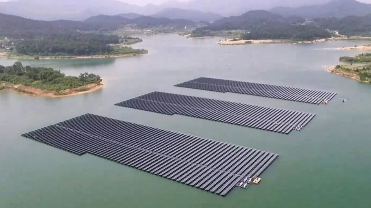 Maailman suurin 1 gigawatin merellä sijaitseva aurinkovoimala tuottaa jo energiaa, eikä se sijaitse Euroopassa.