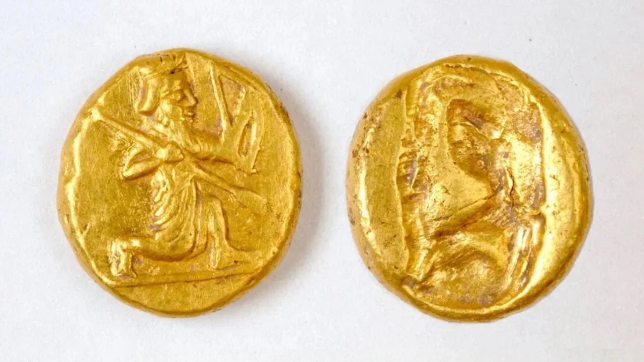 2300 vuotta vanhojen kahden kelttiläisen kultakolikon mysteeri, jotka löydettiin veden alta tässä maassa: ”Ne olivat todennäköisesti lahjoja.”