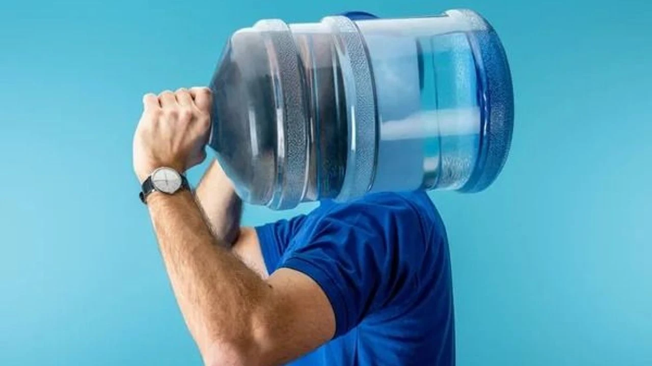 Tutkimus osoitti, että pullotettua vettä juovat ihmiset nielevät vuosittain yli 90 000 mikroplastia.