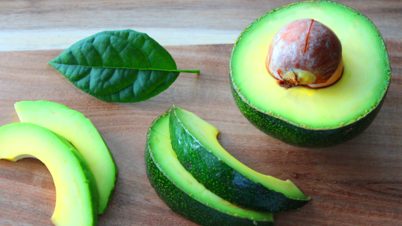 Kypsymättömät avokadot pehmenevät 3 minuutissa menettämättä makuaan. Mieheni käyttää ovelaa temppua, jossa käytetään kulhoa.