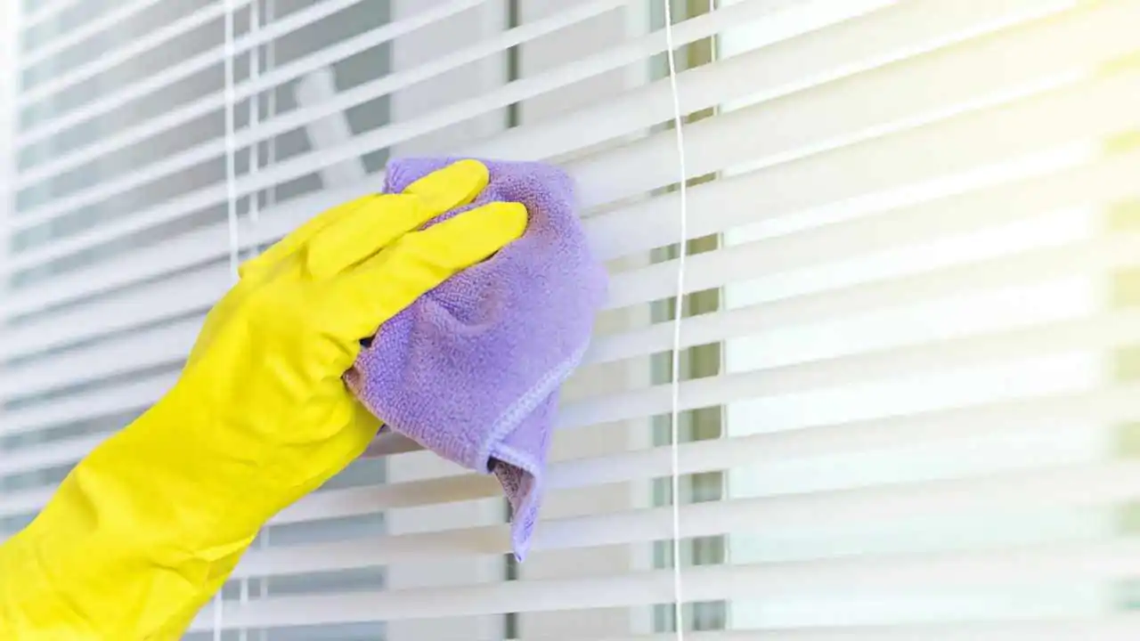 Säleiköt ovat niin puhtaat ja kiiltävät, että ne näyttävät uusilta: salaisuus on kankaassa, jonka avulla ulkopinta voidaan pestä yhdellä liikkeellä.