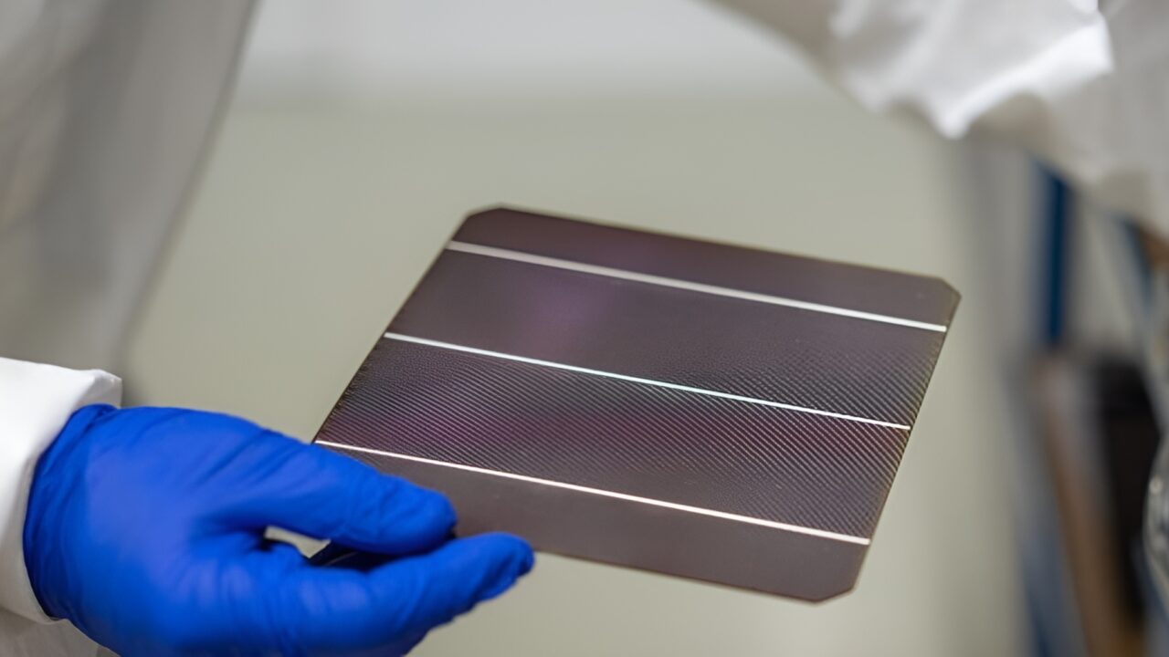 Manchesterin tutkijat ovat kehittäneet perovskite-aurinkokennoja, jotka uuden molekyylipinnoitteen ansiosta säilyttävät 95 % energiatehokkuudestaan 1100 tunnin käytön jälkeen 85 °C:n lämpötilassa.