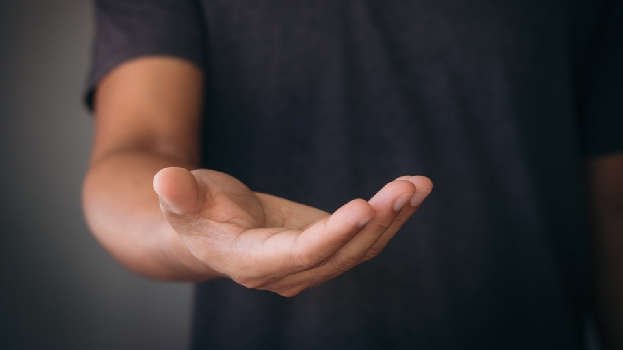 Mitä tarkoittaa kämmenten näyttäminen keskustelun aikana? Psykologia tarjoaa selityksen.