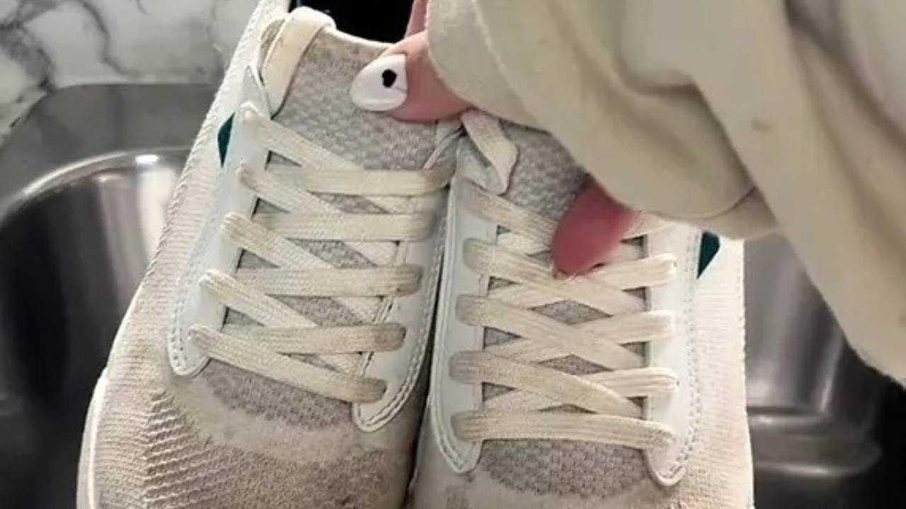 Kuinka puhdistaa valkoiset lenkkarit: paras tapa estää vauriot ja pitää ne täydellisessä kunnossa.