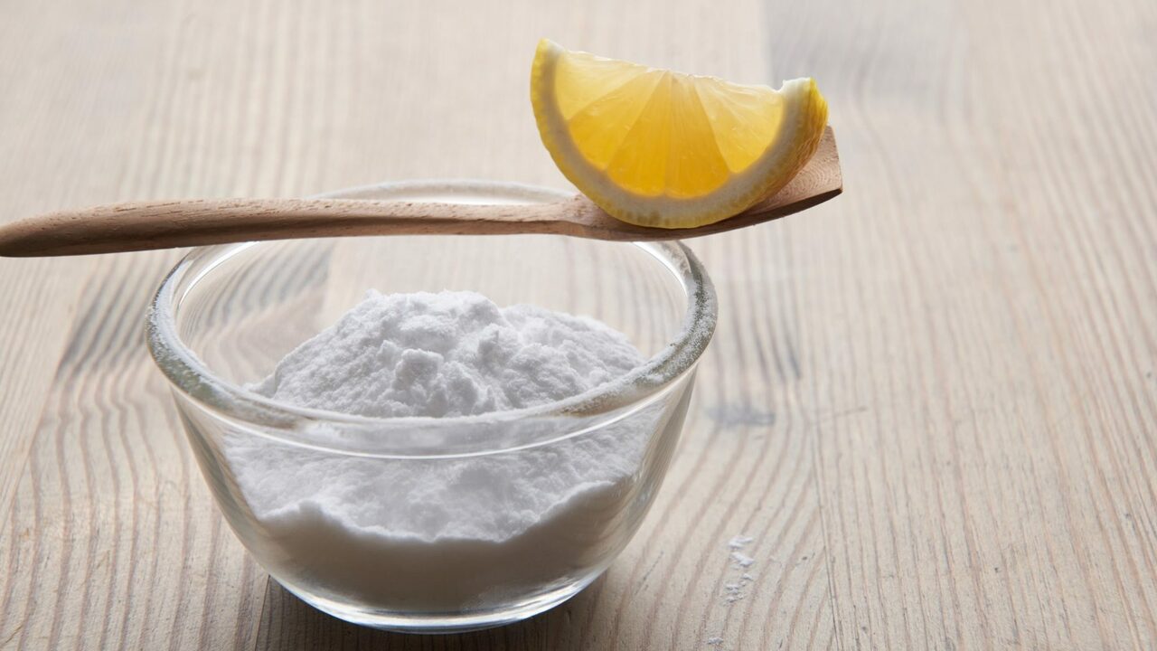 Kaada sitruunamehua ja ruokasoodaa kylpyhuoneen viemäriin: miksi se on tarpeen ja kuinka usein se tulisi tehdä.