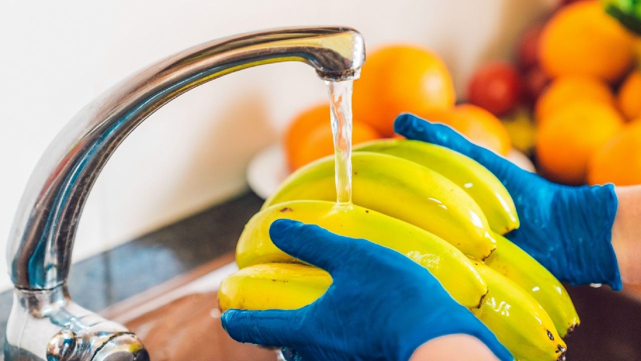 Miksi banaanit on pestävä ennen kuorimista: tässä on muutamia vinkkejä, kuinka estää piikkien muodostuminen ja säilyttää banaanien tuoreus pidempään.