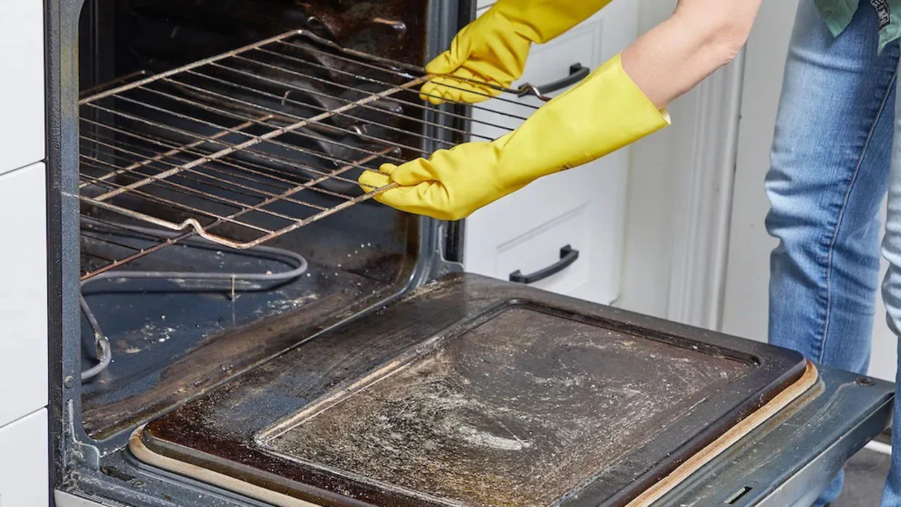 Ei ruokasoodaa, ei kalliita puhdistusaineita: kuinka puhdistaa uunin sisäosa helposti.