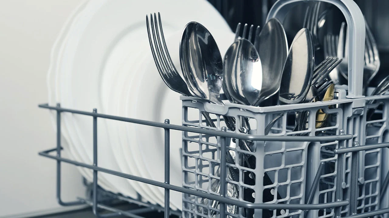 Kuinka saada ruokailuvälineet kiiltämään astianpesukoneessa: varma temppu alumiinifoliolla.