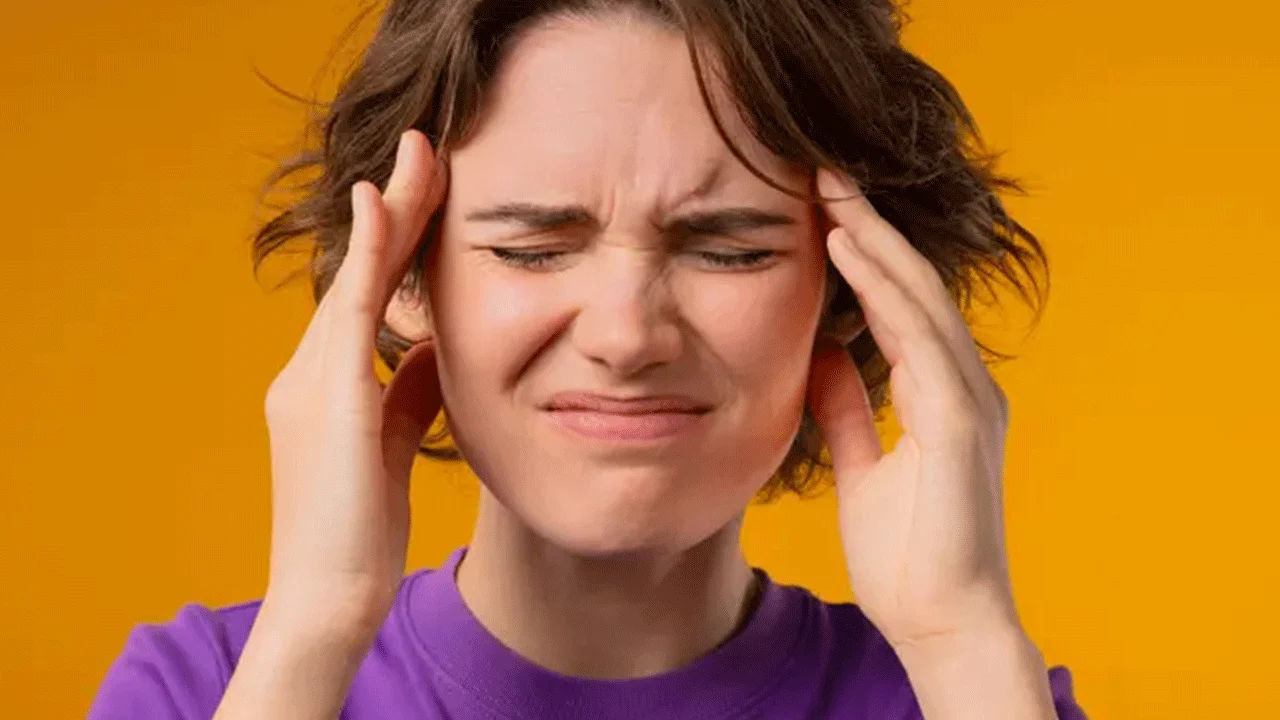 Kesämigreeni: sen pahentavat tekijät ja miten estää kohtaukset lomalla.