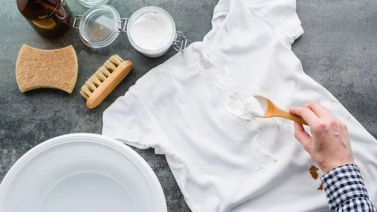 Salaisuus rasvaisen tahran poistamiseen vaatteista ja keittiöstä hiustenhoitotuotteella.